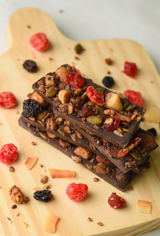 Barra de chocolate 70% com granola de frutas vermelhas