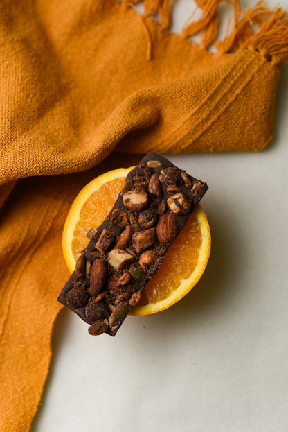 Barra de chocolate 70% com granola de avelã
