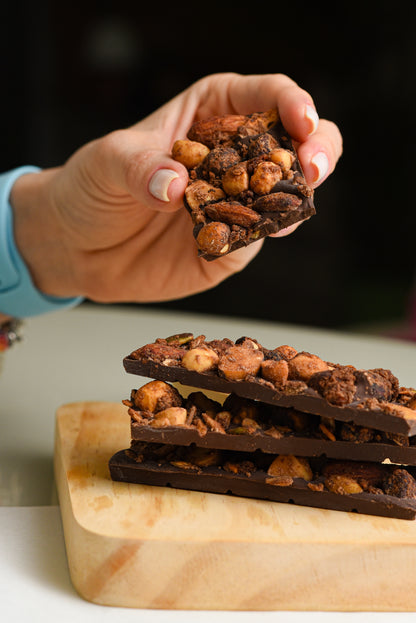 Barra de chocolate 70% com granola de avelã