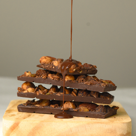 Barra de chocolate 70% com granola de avelã