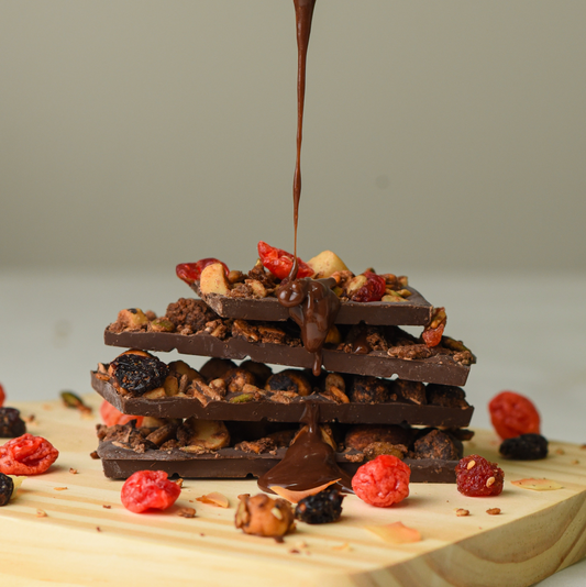 Barra de chocolate 70% com granola de frutas vermelhas
