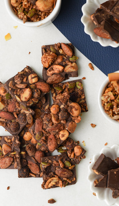 Barra de chocolate 70% com granola de avelã