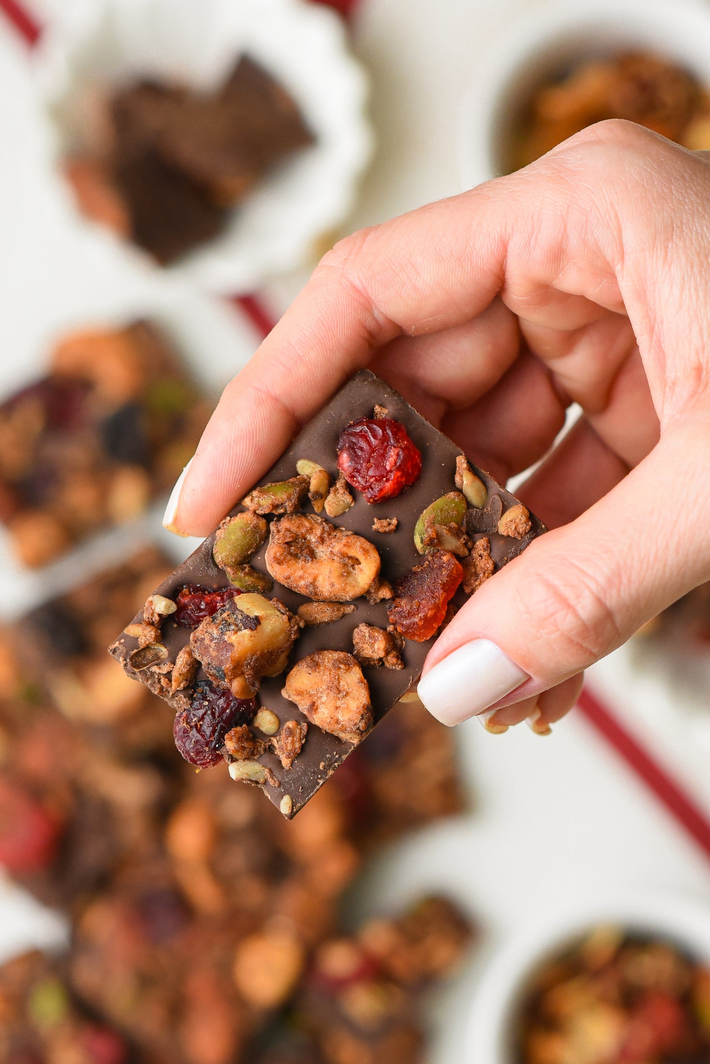 Barra de chocolate 70% com granola de frutas vermelhas